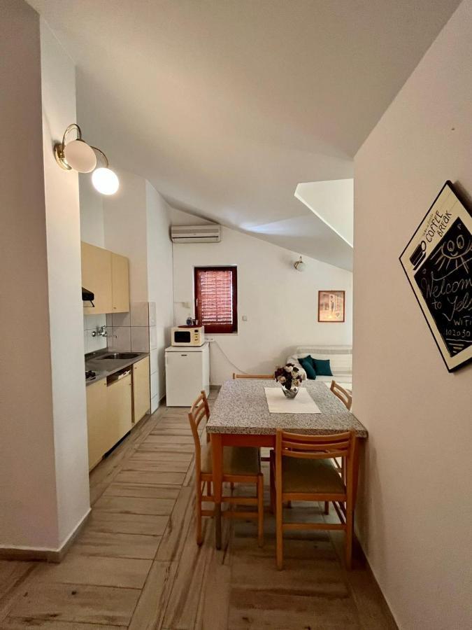 Appartement Gorana Apartman With Swimming Pool à Jelsa  Extérieur photo